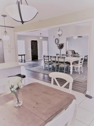 MODERN* SALTWATER HEATED POOL*CLOSE to BEACH,,GOLF,AND BIKE PATHS*DOG FRIENDLY