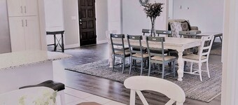 MODERN* SALTWATER HEATED POOL*CLOSE to BEACH,,GOLF,AND BIKE PATHS*DOG FRIENDLY