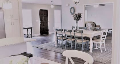 MODERN* SALTWATER HEATED POOL*CLOSE to BEACH,,GOLF,AND BIKE PATHS*DOG FRIENDLY