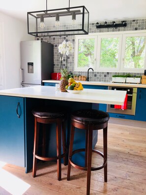 Micro-ondes, lave-vaisselle, cafetière/bouilloire