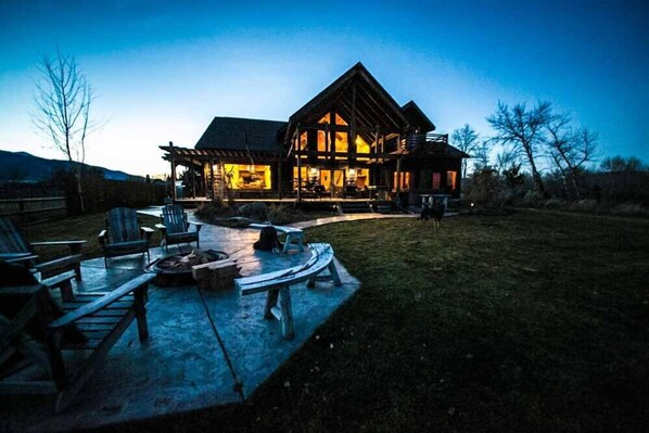 Outdoor dining - Fly Fisherman's Lodge on the Bitterroot River, Lolo Mt (Lolo)