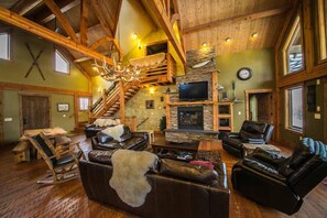 TV, fireplace, table football, stereo - Fly Fisherman's Lodge on the Bitterroot River, Lolo Mt (Lolo)