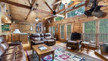 Een televisie, een open haard en een tafeltennistafel