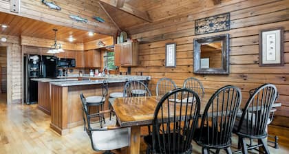 Gorgeous Log Getaway ubicado en Cove Hollow