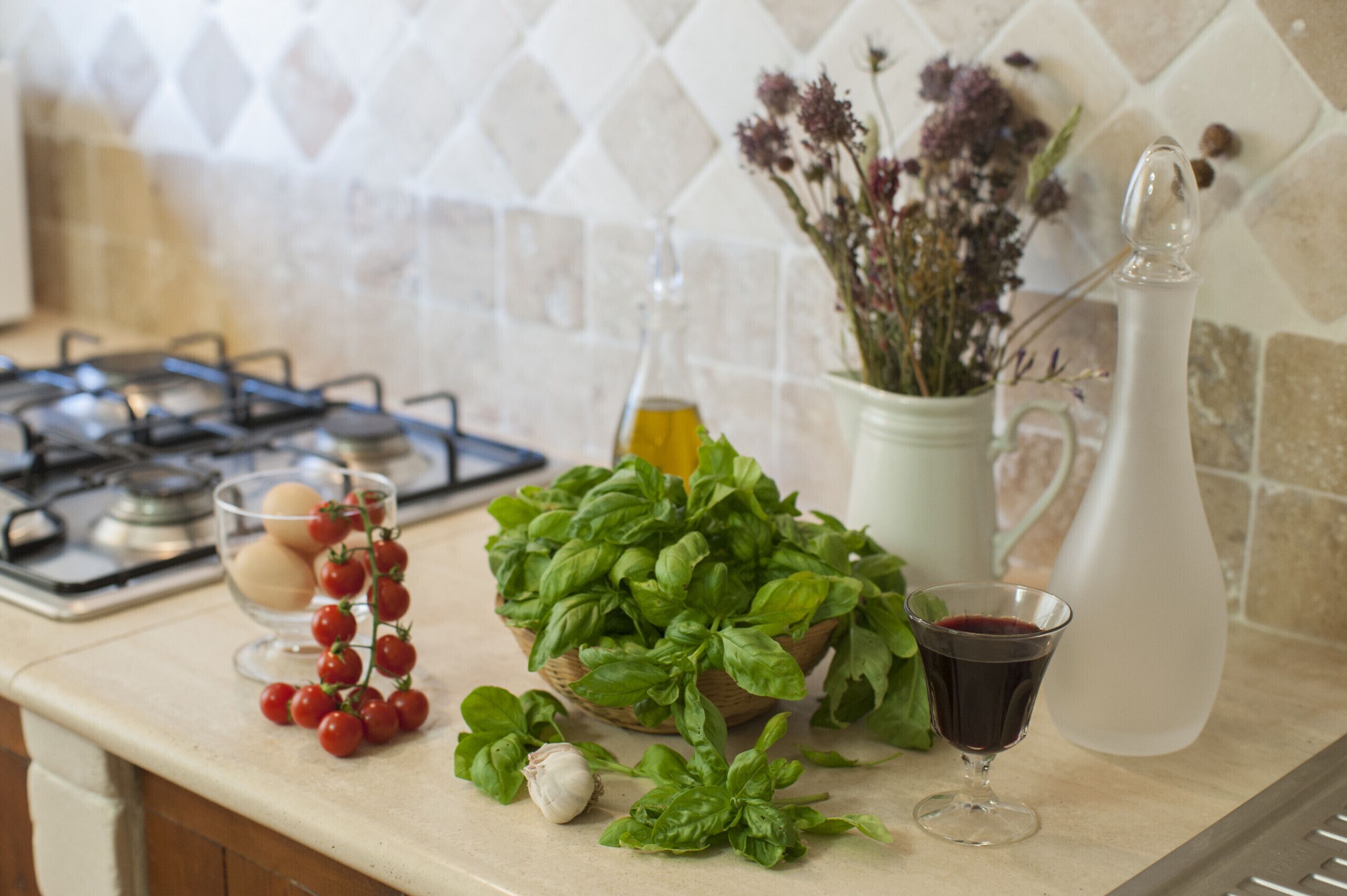 Réfrigérateur, micro-ondes, plaque de cuisson, cafetière/bouilloire