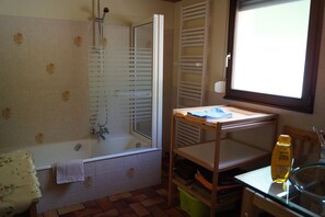 Badewanne, Haartrockner, Handtücher