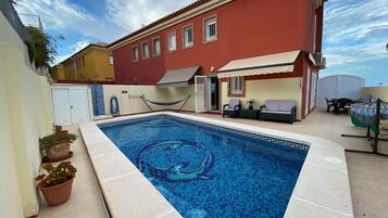 Piscine extérieure, chaises longues