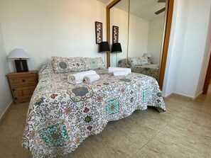 3 chambres, coffres-forts dans les chambres, fer et planche à repasser