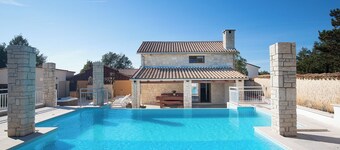 VILLA IN PEACEFUL LOCATION, NATURE, HEATED SWIMMING POOL, SUITABLE FOR CHILDREN