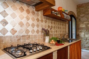 Een koelkast, een microgolfoven, een oven, een kookplaat