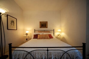 2 dormitorios, tabla de planchar con plancha, Internet y ropa de cama