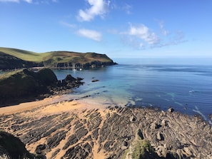 A coastal landscape with a sandy beach, rocky outcrops, and calm sea. - Hope Cove Location - Nr Salcombe - 2 minutes to Beaches - Private Parking - WiFi (Hope Cove)
