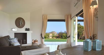 Villa Bianca, henkeäsalpaava näkymä ja sydämenmuotoinen uima-allas !!!