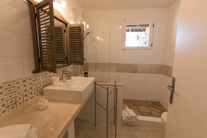 Shower, hair dryer, bidet, toilet paper - Villa Bianca, breath-taking view and a heart-shaped swimming pool !!! (Domus de Maria)