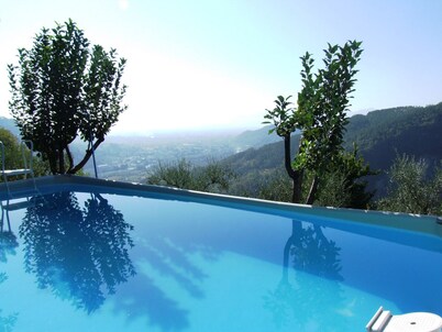 Very private villa, pool, 12 km to Lucca, walk to restaurant, amazing views