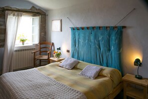 4 bedrooms, iron/ironing board, free WiFi, bed sheets