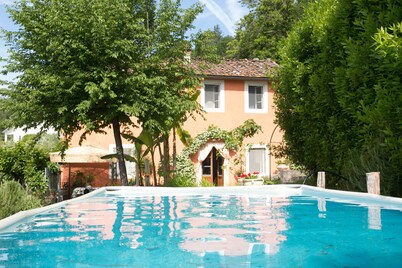Very private villa, pool, 12 km to Lucca, walk to restaurant, amazing views