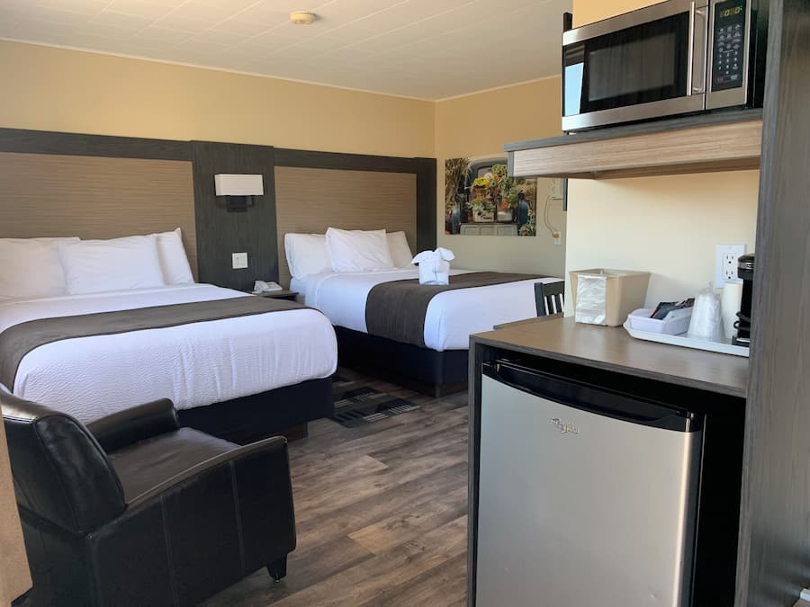 Quarto casal conforto, 2 camas Queen, para não fumantes | Roupas de cama de algodão egípcio, escrivaninha, cortinas blackout