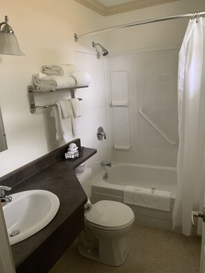 Room, 1 Queen Bed | Bathroom | Combined shower/tub, free toiletries, hair dryer, towels - Cairns Motel (Summerside)