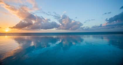 VILLA INCREÍBLE! IMPRESIONANTE VISTA E INFINITY POOL CON ACCESO DIRECTO AL MAR