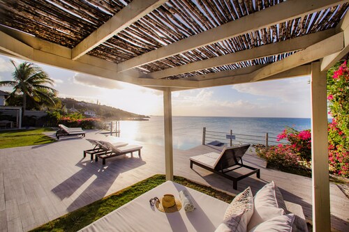 VILLA ÉTONNANTE! VUE IMPRENABLE ET PISCINE INFINITY AVEC ACCÈS DIRECT À LA MER