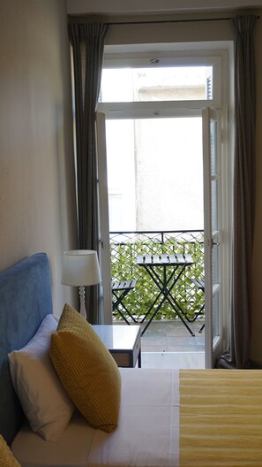 4 室のベッドルーム、デスク、アイロン / アイロン台、旅行用ベビーベッド