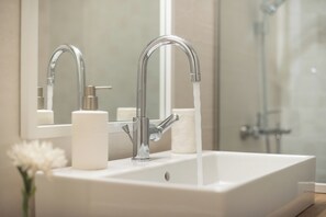 Dusche, Haartrockner, Handtücher