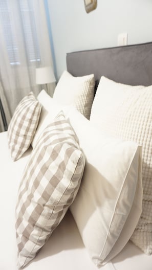 4 makuuhuonetta, työpöytä, silitysrauta/-lauta, vauvan matkasänky