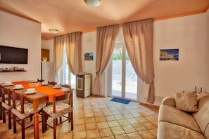 Fernseher, DVD-Player, Stereoanlage