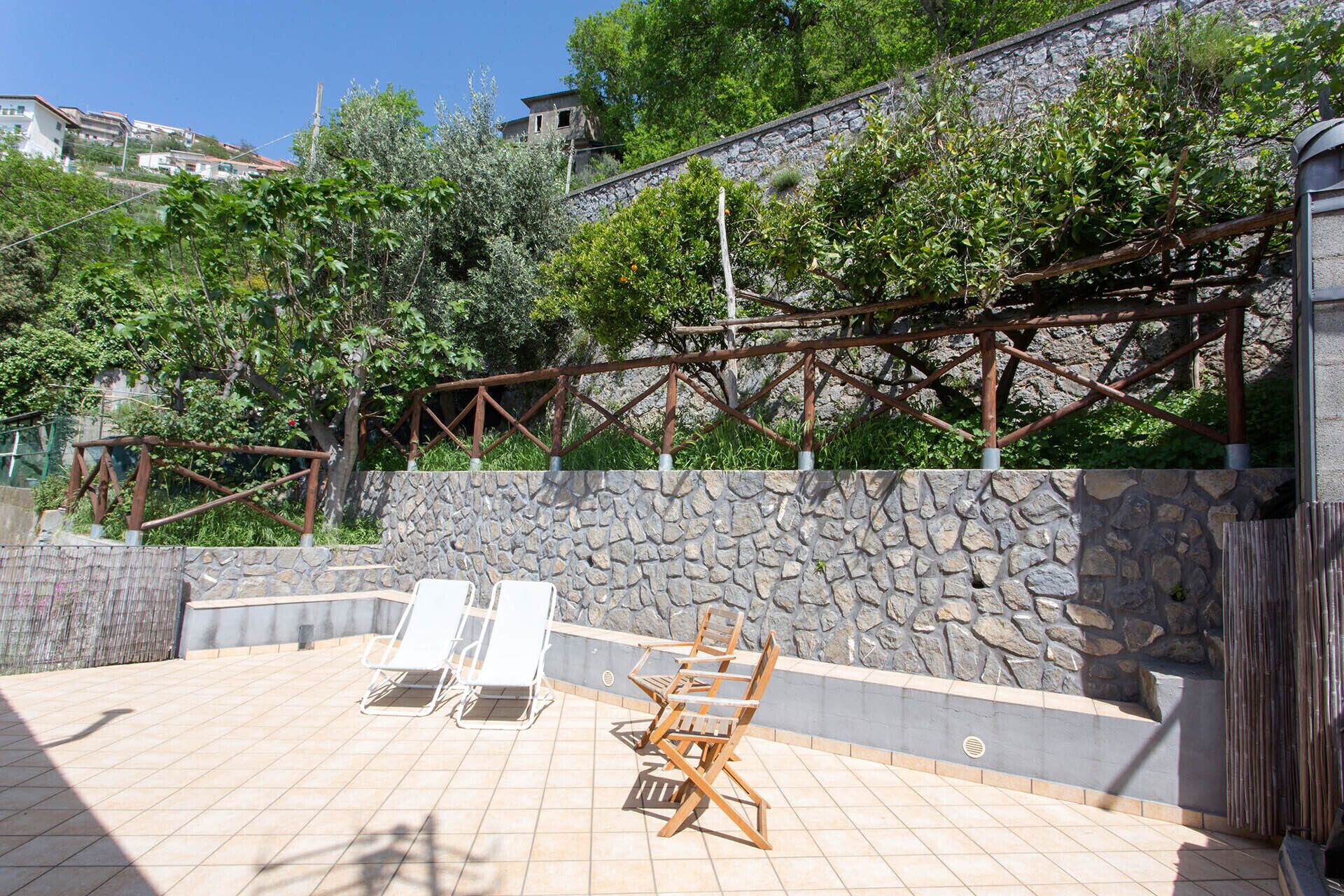 المنطقة المحيطة بالمنشأة