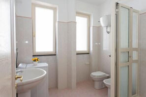 Dusche, kostenlose Toilettenartikel, Haartrockner, Bidet