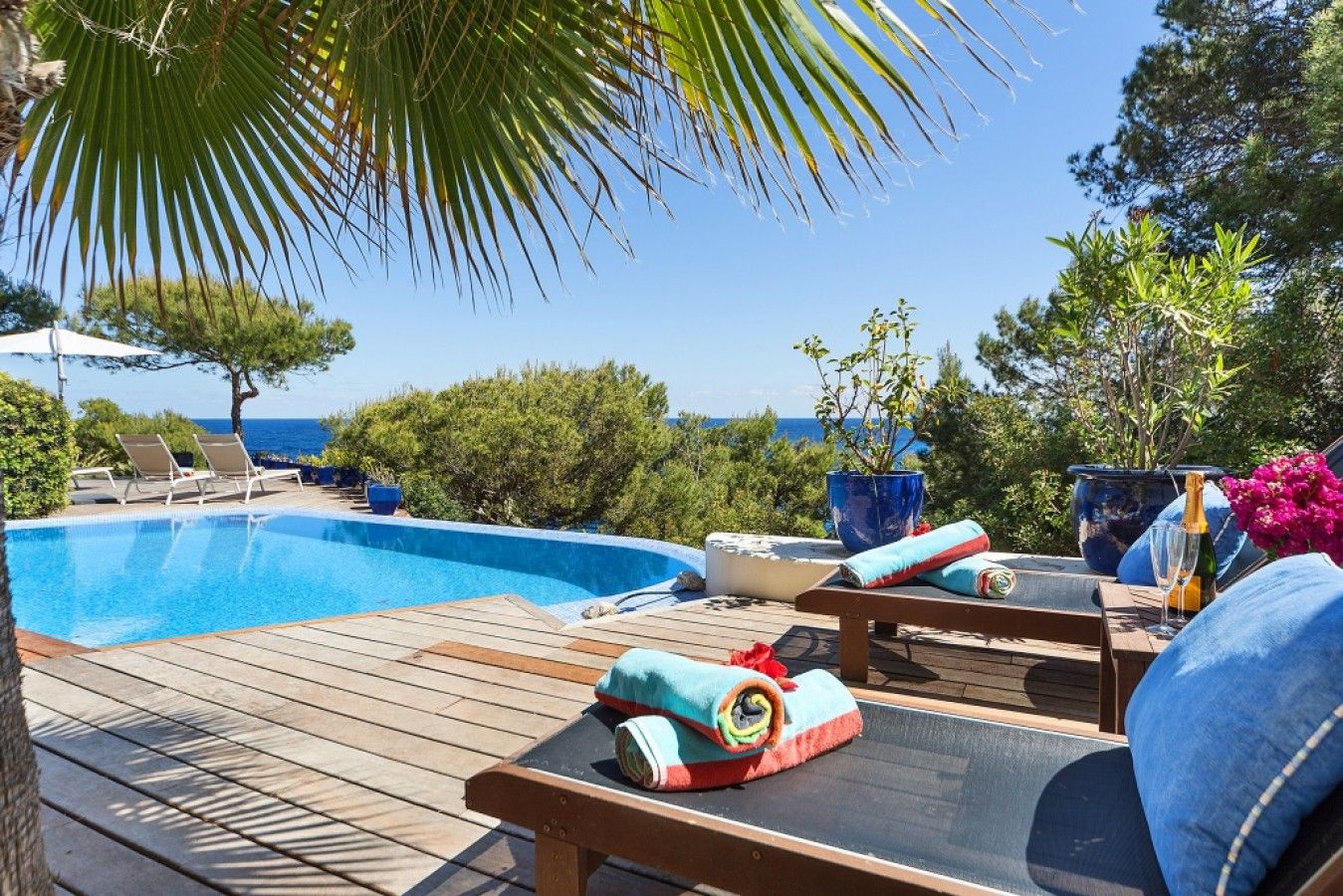 frontline-villa-in-capdepera-swimming-pool- 4