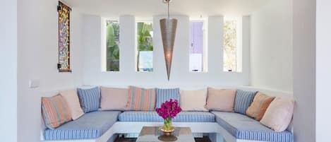 frontline-villa-in-capdepera-living room - 3