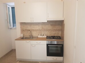 Frigorifero, forno, piano cottura, macchina per tè/caffè