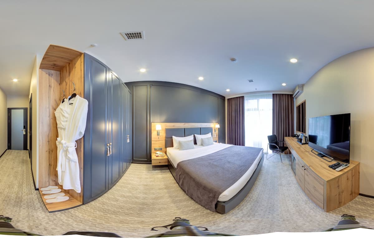 1 bedroom, premium bedding, minibar, in-room safe