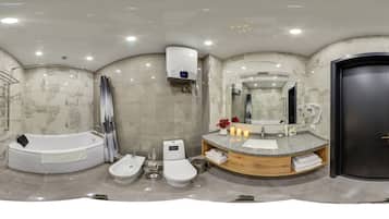 Habitación clásica doble, en la zona del patio | Baño | Artículos de higiene personal gratuitos, albornoces y zapatillas