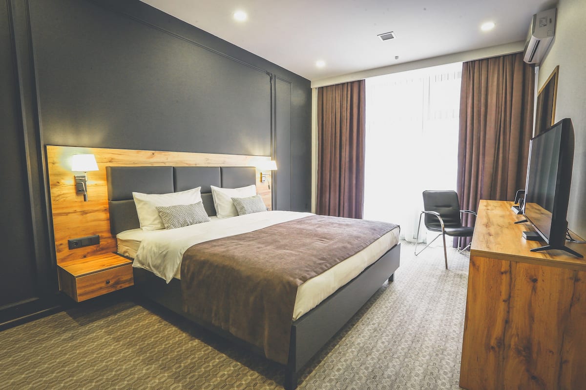 1 bedroom, premium bedding, minibar, in-room safe