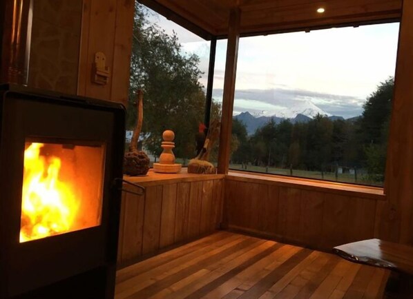 Cabane Familiale, 4 chambres, salle de bains privée (10 people) | Coin séjour | Télévision à écran plat