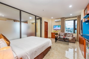 Egyptian cotton sheets, premium bedding, minibar, in-room safe