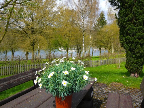 Detached bright apartment at Lake Henne, children welcome