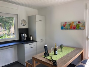 Frigorífico, horno, placa de cocina y lavavajillas