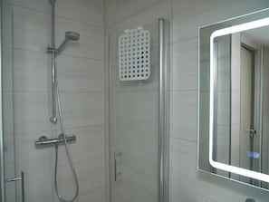 Shower, hair dryer - Detached bright apartment at Lake Henne, children welcome (Nordrhein Westfalen)