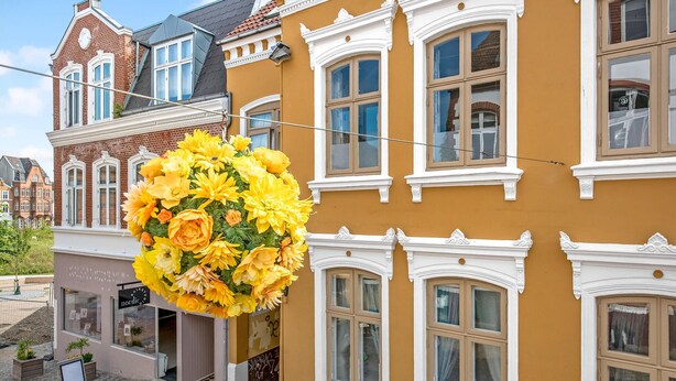 Ein Gebäude mit mehreren Fenstern und einem Balkon.