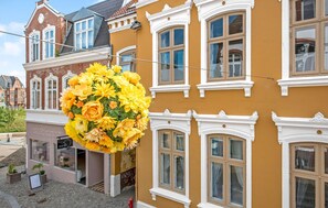 Um edifício com várias janelas e uma varanda.