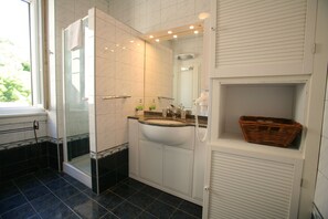Shower, hair dryer, bidet, towels - Mediterranean villa with large garden (Trpanj)