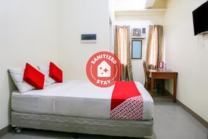 Escritorio, wifi gratis, ropa de cama