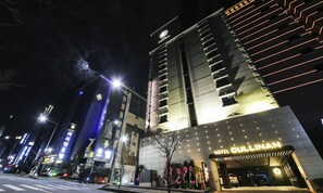 Fachada de la propiedad por la tarde o noche