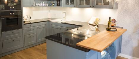 Kjøleskap, ovn, kokeplater og oppvaskmaskin