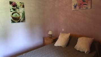 2 bedrooms, iron/ironing board, travel cot, free WiFi