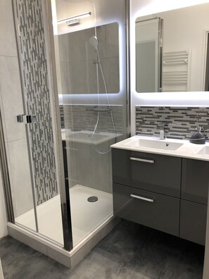 Dusche, Haartrockner, Handtücher